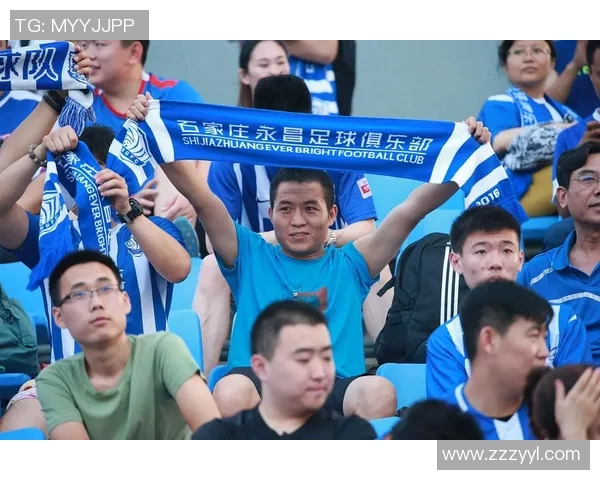 足球明星亲自送衣服给粉丝温暖互动感动无数球迷心灵